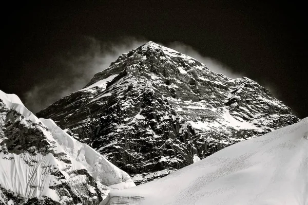 Grayscale Famous Mount Everest — Stock Photo, Image