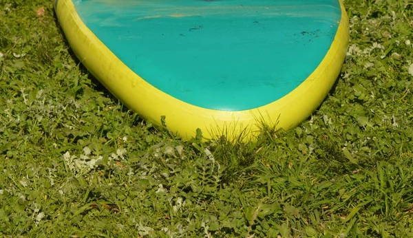 Modré Žluté Surfovací Prkno Trávě — Stock fotografie