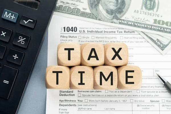 Tax Time Concept Wooden Blocks Tax Time Text 1040 Form — Stock Photo, Image