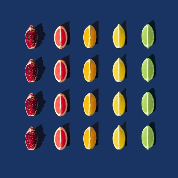 Gerenderte Scheiben Von Sommerzitrusfrüchten Auf Blauem Hintergrund — Stockfoto