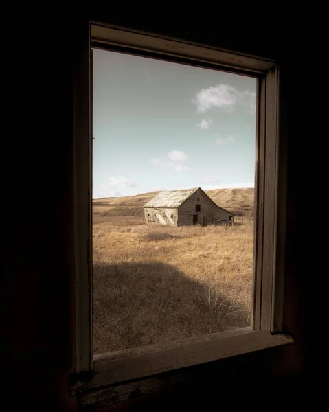 Eine Verlassene Scheune Aus Einem Fenster Den Albertan Badlands Kanada — Stockfoto