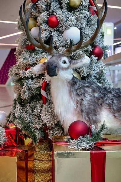 Hediyelerin Yanında Sevimli Bir Ren Geyiği Figürü Noel Ağacı — Stok fotoğraf