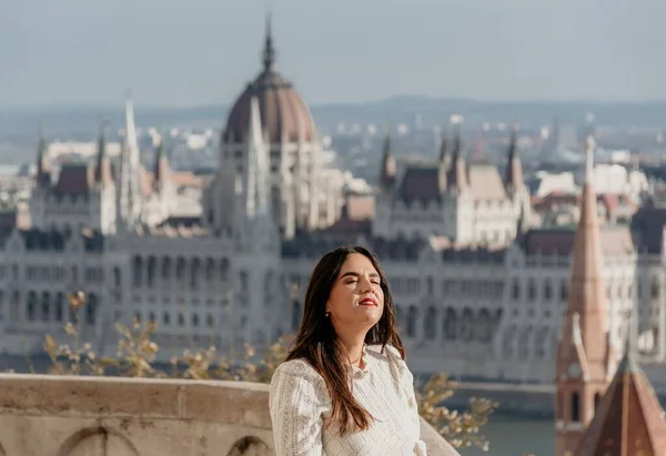 Budapeşte Deki Macaristan Parlamentosu Bakan Balkonda Genç Bir Kadının Portresi — Stok fotoğraf