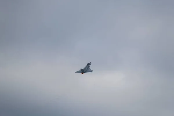 Авіаційний Постріл Літака Літає Повітрі Тлі Сірих Хмар — стокове фото