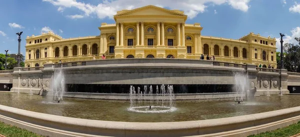 ブラジルのサンパウロ 独立公園にあるイピランガ博物館の歴史的宮殿の噴水とファサード — ストック写真