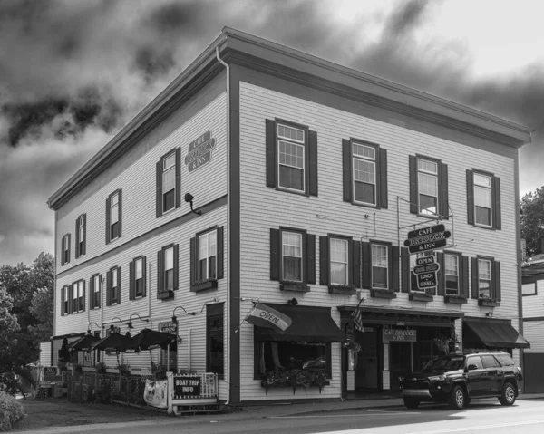 Gråskala Fasaden Cafe Drydock Inn Den Molniga Himlen Maine Usa — Stockfoto