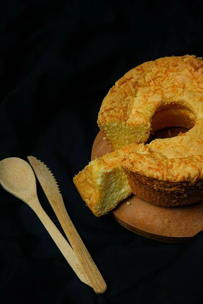 Een Verticaal Bovenaanzicht Van Chiffon Cake Houten Plank Houten Bestek — Stockfoto