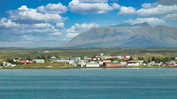 Vista Uma Pequena Cidade Costa Com Montanhas Fundo Islândia — Fotografia de Stock