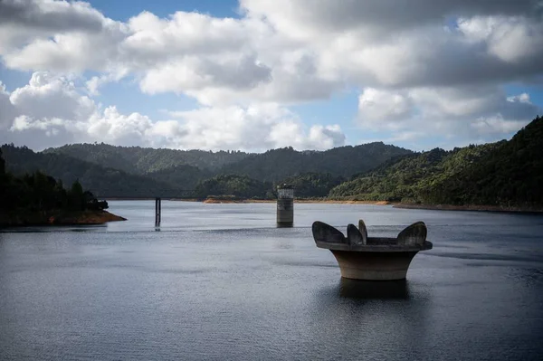 ほぼ完全なダムと流出の道 マンガタンギ貯水池 ニュージーランド — ストック写真
