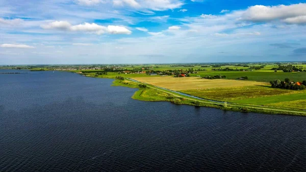 Letecký Snímek Jezera Tjeukermeer Nizozemsku Polem Pozadí Slunečného Dne — Stock fotografie