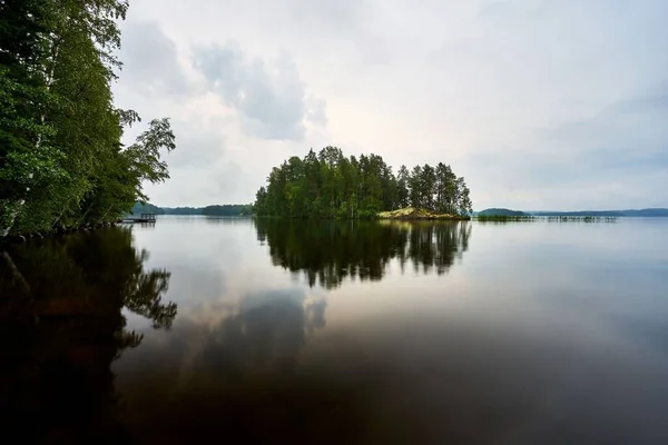 Uma Bela Vista Lago Calmo Com Reflexos Contra Céu Nublado — Fotografia de Stock