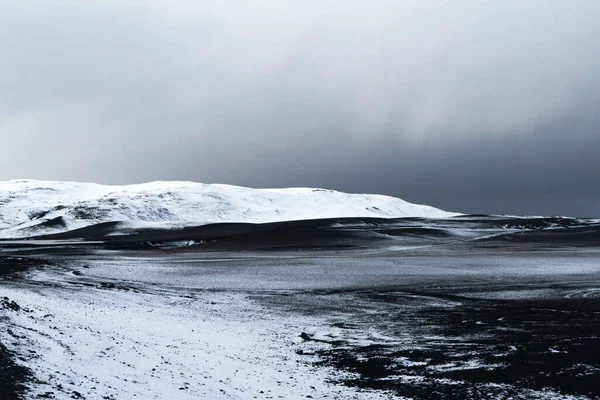 Vacker Bild Svart Sand Och Vit Snö Som Täcker Bergen — Stockfoto