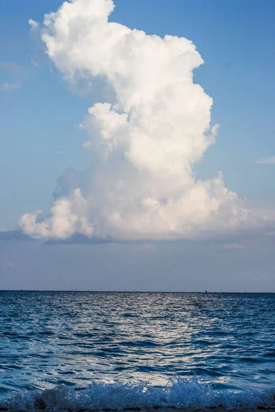 Vertikal Bild Det Blå Havet Ljus Dag — Stockfoto