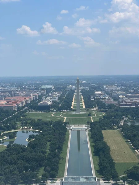 曇り空の下 ワシントンDcの街並みとワシントン記念碑の垂直ショット — ストック写真