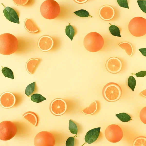 Ett Mönster Apelsiner Och Gröna Blad Gul Bakgrund Med Kopia — Stockfoto