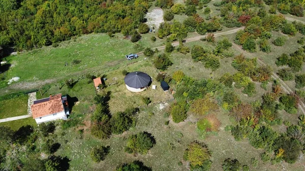 Eine Luftaufnahme Von Häusern Einem Feld Mit Bäumen Einem Sonnigen — Stockfoto