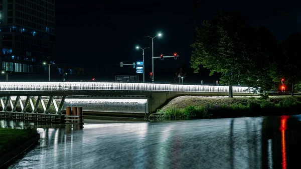 Длинный Освещенный Мост Нидерландах Ночью — стоковое фото