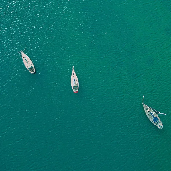 海に浮かぶ三隻の船の上からの眺め — ストック写真