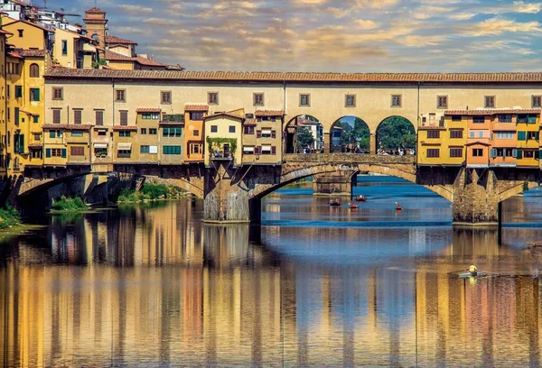 Talya Floransa Renkli Küçük Binalarla Dolu Bir Köprünün Altından Geçen — Stok fotoğraf