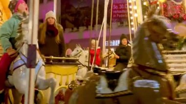 Noel pazarında tarihi bir çocuk atlıkarıncası.