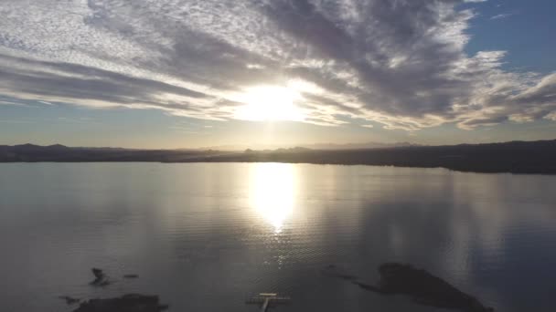 Dron Vystřelil Nad Klidné Jezero Pod Zataženou Oblohou Při Západu — Stock video