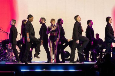 Alessandra Amoroso 'nun Unipol Arena sahnesinde dansçılarla performansı