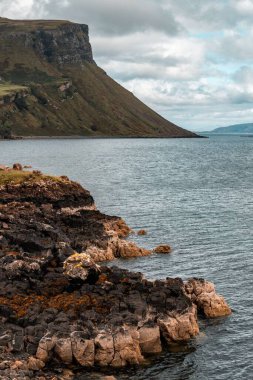 İskoçya 'da bulutlu bir gökyüzünün altında tarihi Skye Adası' nın dikey görüntüsü.
