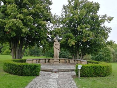Lidice Memorial 'da Nazi Almanyası tarafından İkinci Dünya Savaşı sırasında katledilen bir kadın heykeli.