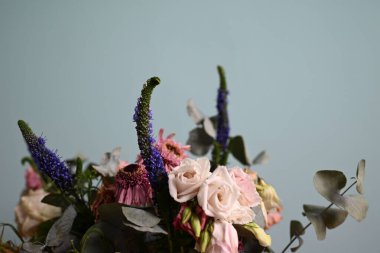 Bulanık arka planda bir çiçek buketinin yakın çekimi