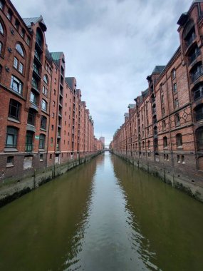 Hamburg, Almanya 'daki binaların arasında bir kanal.