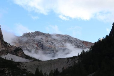 İtalya, Trentino-South Tyrol 'da sisli gökyüzü olan kayalık Dolomitler manzarası