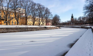 Finlandiya 'nın Turku kentinde kış boyunca donmuş bir nehrin soğuk manzarası
