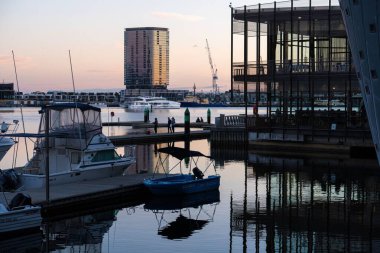 Melbourne kenti rıhtımı. Suyun üstünde tekneleri ve arka planda binaları var.