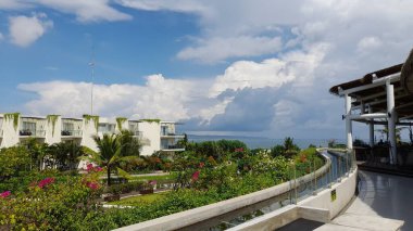 Buradan, ziyaretçiler yemyeşil bitki örtüsü ve dalgaların sesi ile çevrili sahil ve okyanusun çarpıcı manzarasının tadını çıkarabilirler..