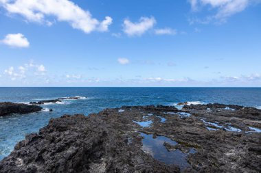 Huzurlu bir arka planı olan güzel bir kıyı şeridi manzarası