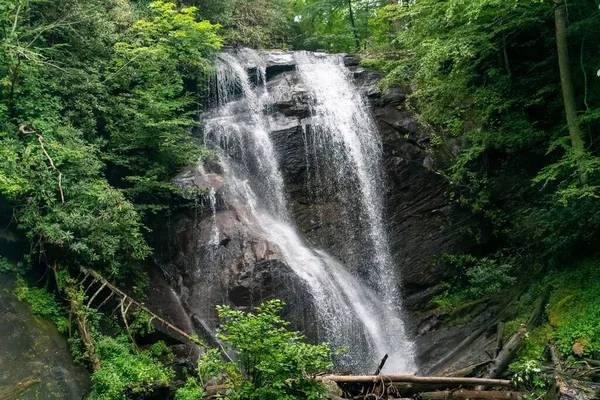 Mały Wodospad Skałach Otoczony Zielenią Lesie Dzień — Zdjęcie stockowe