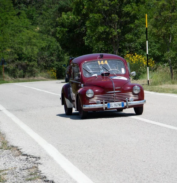 Urbino Italia Jun 2022 Renault 1948 Viejo Coche Carreras Rally —  Fotos de Stock