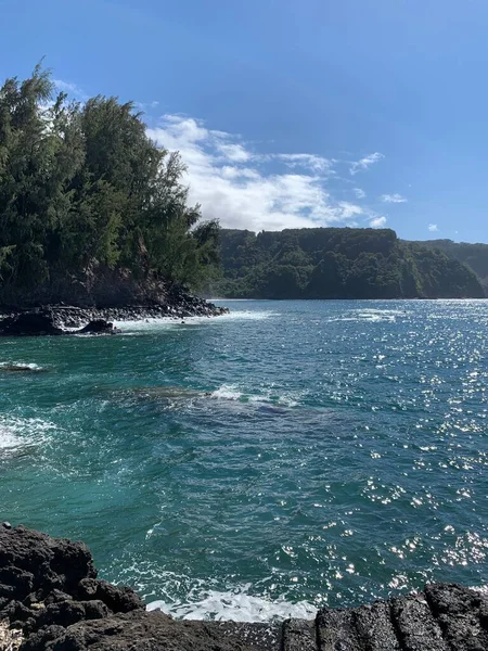 Spiaggia Rocciosa Nera Sulla Costa Maui Hawaii — Foto Stock