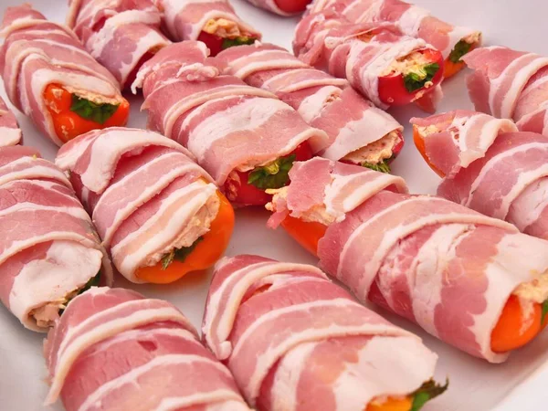 Närbild Bild Fyllda Rullas Med Bacon Jalapeno Poppers Isolerad Blå — Stockfoto