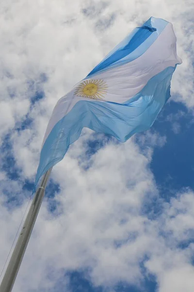 Colpo Basso Verticale Una Bandiera Argentina Palo Cielo Nuvoloso — Foto Stock