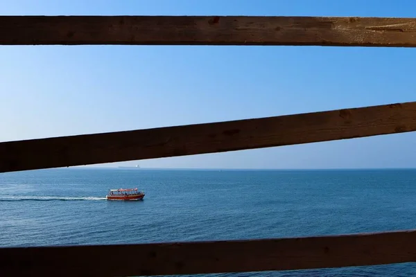 Srail Acre Limanının Mavi Sularında Yelken Açan Kırmızı Bir Teknenin — Stok fotoğraf