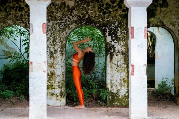 Retrato Una Mujer Morena Ropa Deportiva Naranja Meditando Viejo Edificio —  Fotos de Stock