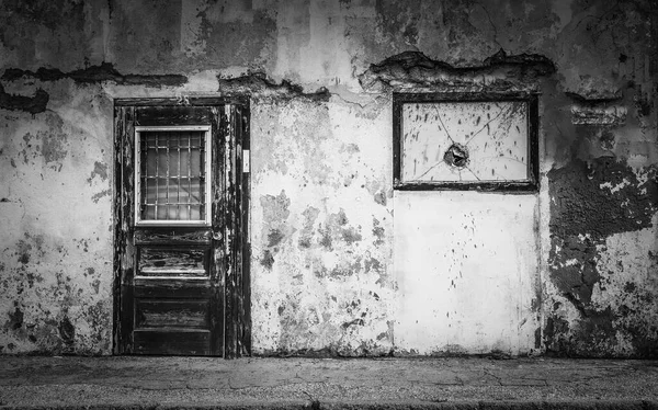 Grayscale Weathered Wooden Door Cracked Wall Urban Area Concept Poverty — Stock Photo, Image