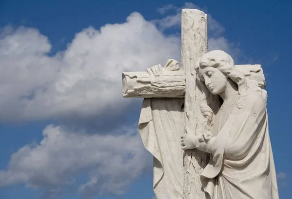 Une Belle Sculpture Blanche Ange Embrassant Une Croix Contre Ciel — Photo