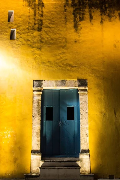 Eine Vertikale Aufnahme Des Gelben Gebäudes Mit Blauer Tür — Stockfoto