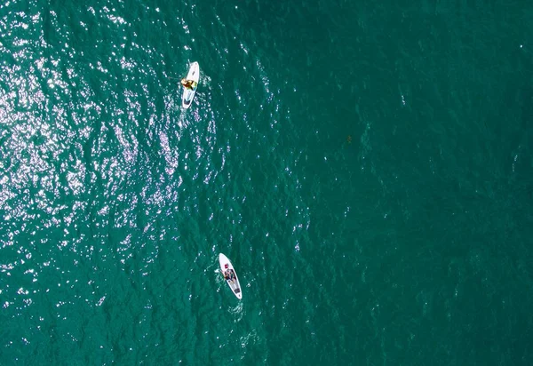 紺碧の海でのパドルボーダーの空中ビュー — ストック写真