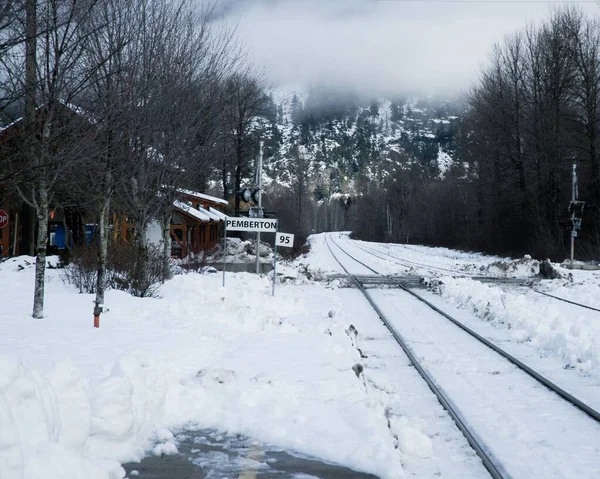 Kışın Tren Raylarının Yanında Pemberton Yazan Bir Tabela — Stok fotoğraf