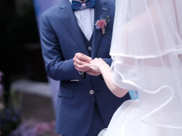 Bruidegom Doet Ring Ringvinger Van Bruid Bij Huwelijksceremonie — Stockfoto