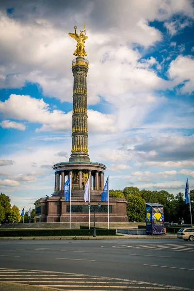 Berlini Győzelmi Hadoszlop Emlékműve Kék Felhős Ellen — Stock Fotó