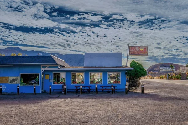 美国内华达州贝蒂市死亡谷的鬼城 白天有一个古老的蓝色咖啡馆 — 图库照片